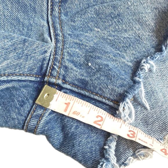 LEVI’S 501 Mid Rise Cut Off Denim Jean Shorts SZ 30 Closet Staple Festival Boho - Picture 7 of 7